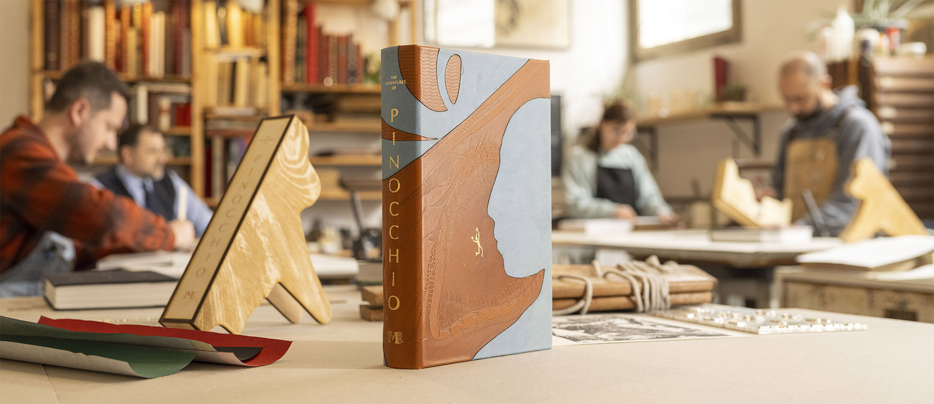 Pinocchio is the book we have chosen to inaugurate our publishing house, certainly because it has had a significant impact on world literature, but also on our lives, as it is one of the first fairy tales told in early childhood in our country, Italy. We wanted to create the book of our dreams, without skimping on materials or rushing the production process, paying the utmost attention to every stage of its creation.