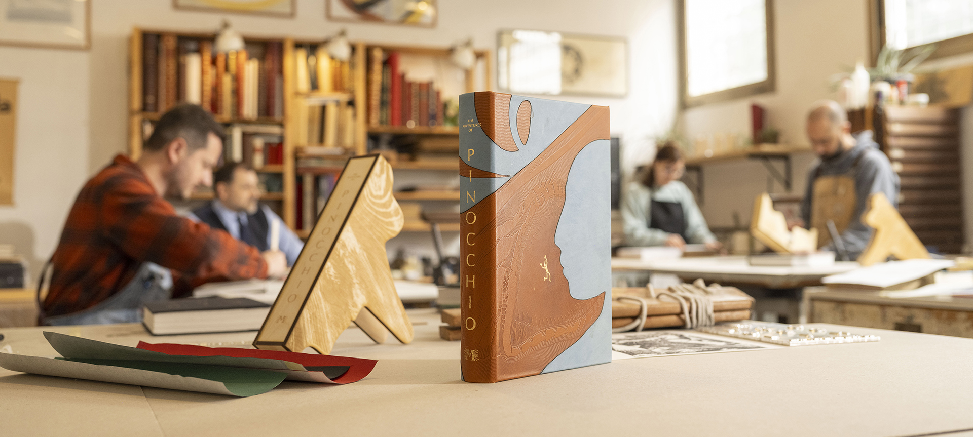 Pinocchio is the book we have chosen to inaugurate our publishing house, certainly because it has had a significant impact on world literature, but also on our lives, as it is one of the first fairy tales told in early childhood in our country, Italy. We wanted to create the book of our dreams, without skimping on materials or rushing the production process, paying the utmost attention to every stage of its creation.